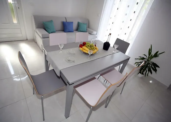 アパート Fantasy トロギール